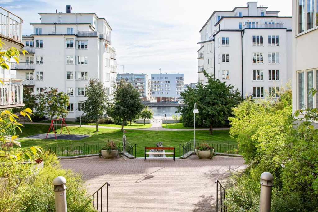 Fint läge nära vattnet med sjöutsikt och stor balkong!