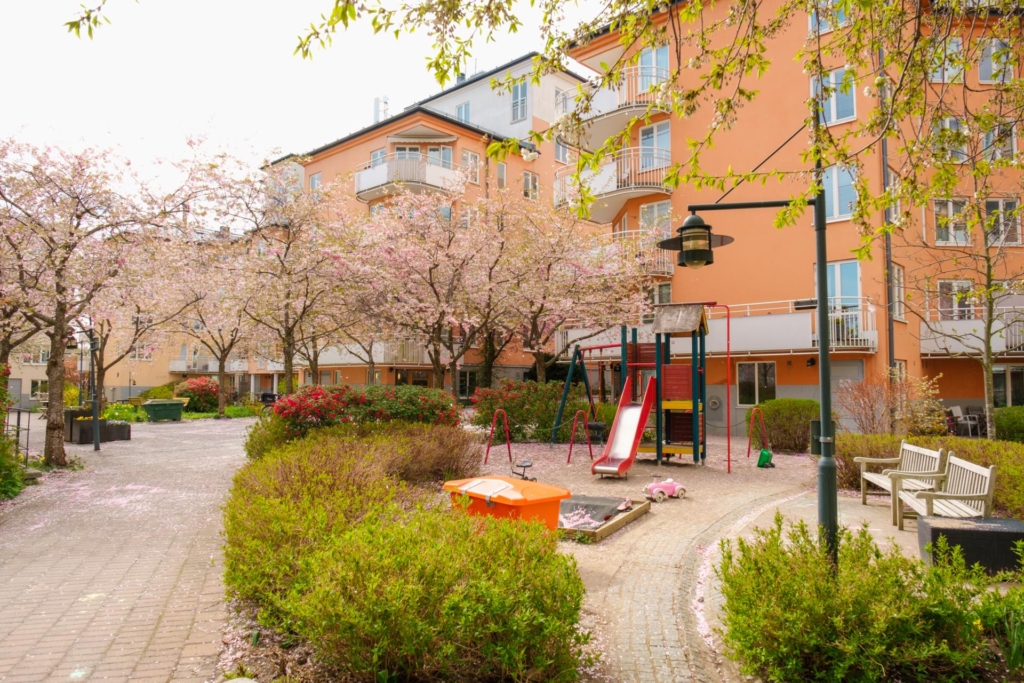 Frontläge med oslagbar panoramavy över vattnet. Stor balkong!