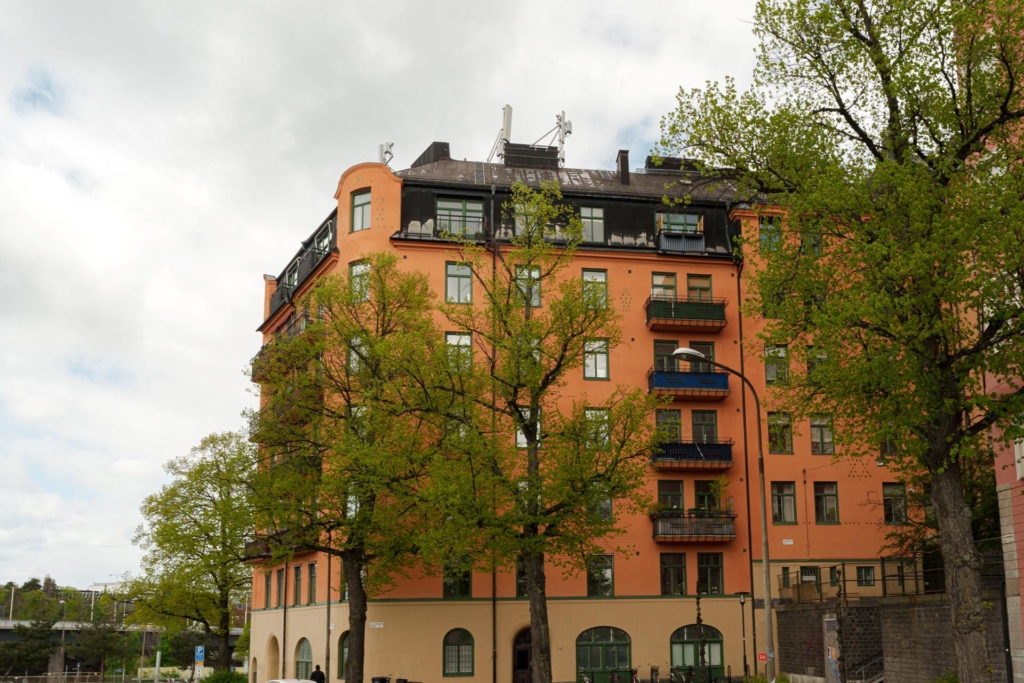 Sekelskiftestrea med vidsträckt utsikt, balkong och kakelugn