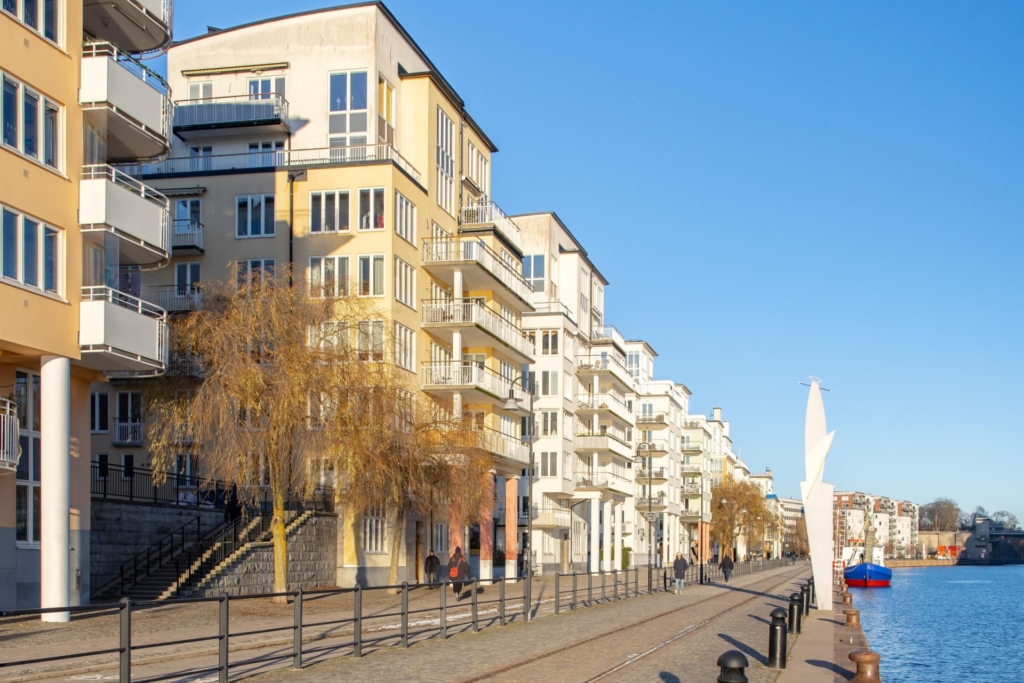 Fint läge nära vattnet med sjöutsikt och stor balkong!