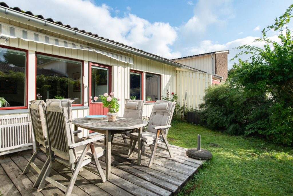 Nätt, mysigt radhus med 3-4 rum och 2 uteplatser!