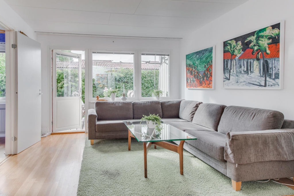 Nätt, mysigt radhus med 3-4 rum och 2 uteplatser!