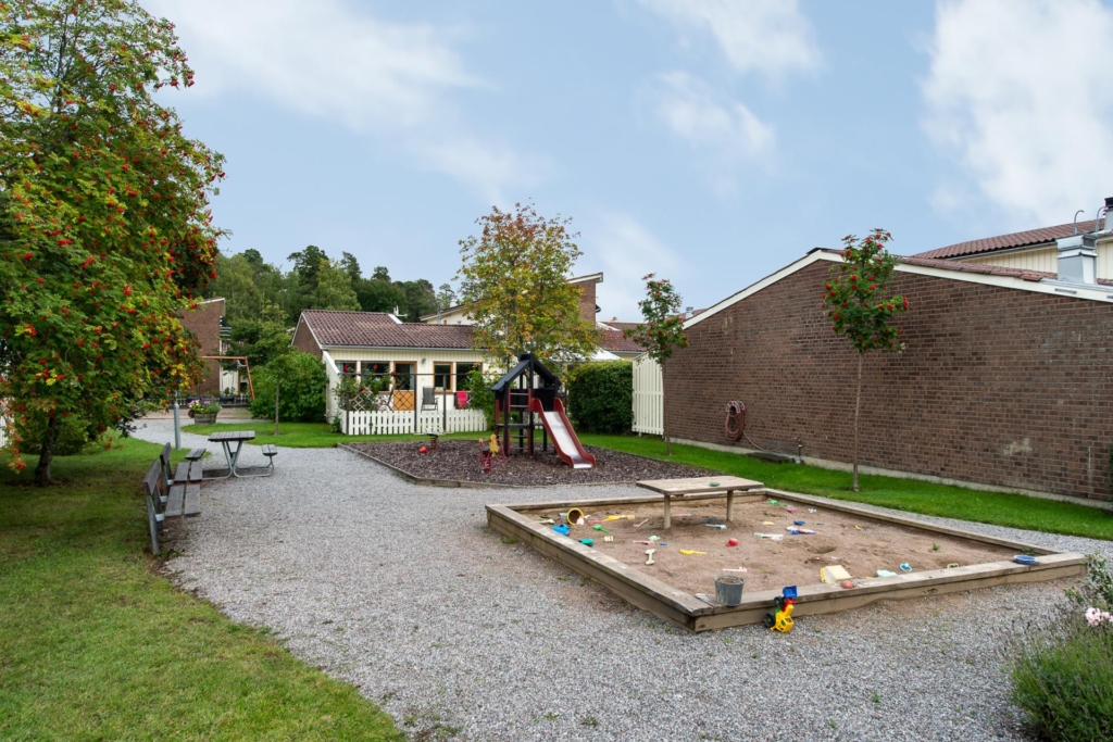 Nätt, mysigt radhus med 3-4 rum och 2 uteplatser!