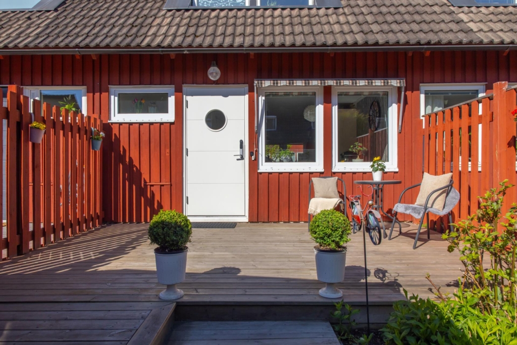 Trivsamt radhus med barnvänligt läge och bullerbykänsla.