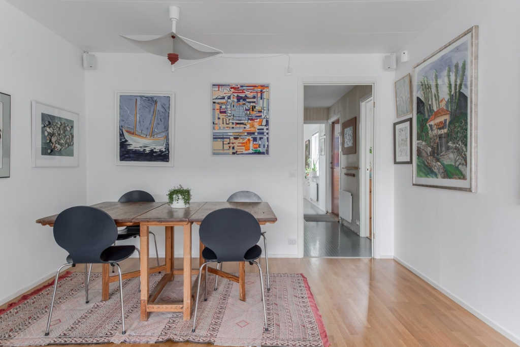 Nätt, mysigt radhus med 3-4 rum och 2 uteplatser!