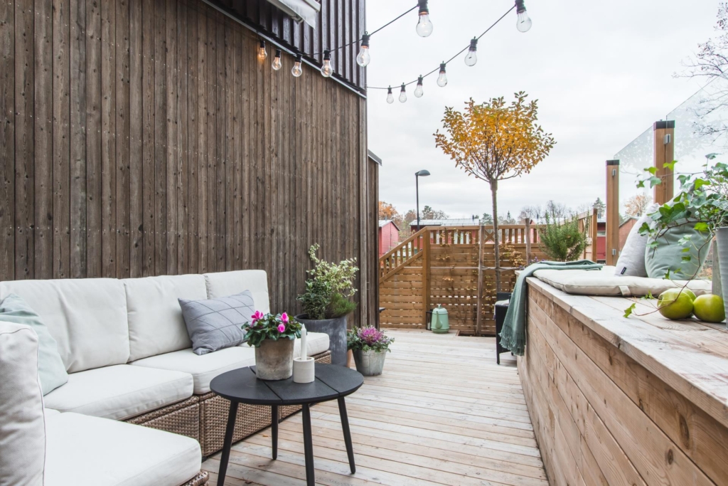 Fristående bostadsrättsvilla i nyskick – skogsidyll nära stan!