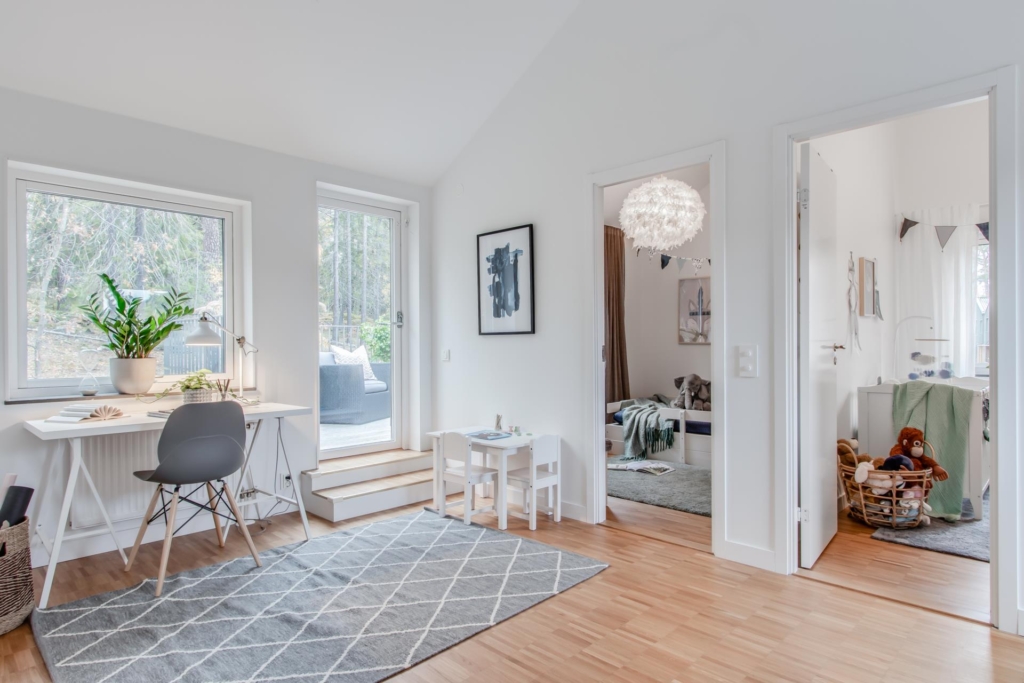 Fristående bostadsrättsvilla i nyskick – skogsidyll nära stan!