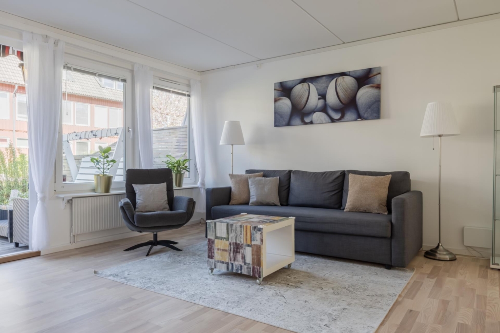 Trivsamt radhus med barnvänligt läge och bullerbykänsla.