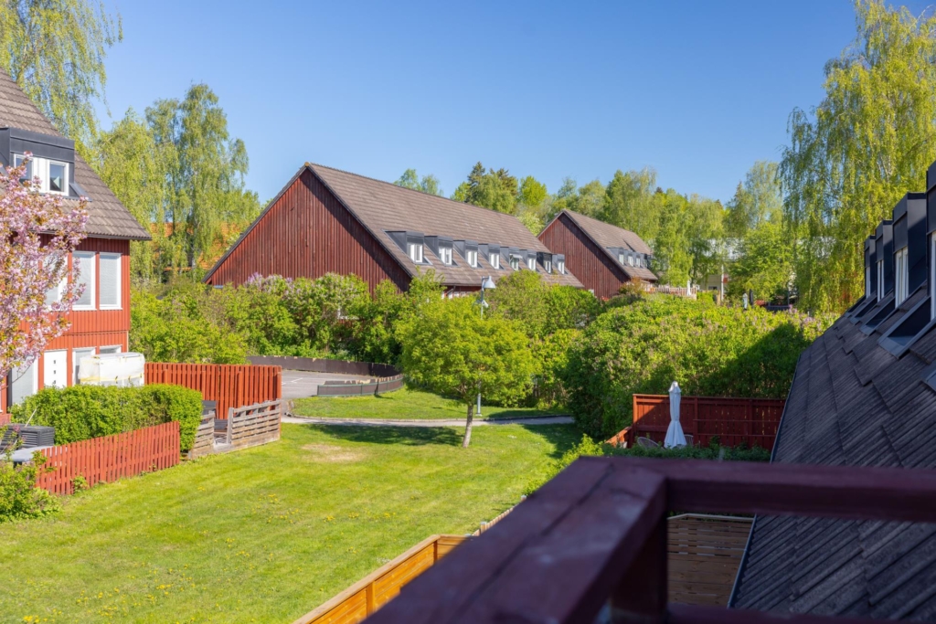 Trivsamt radhus med barnvänligt läge och bullerbykänsla.