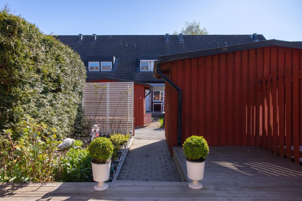 Trivsamt radhus med barnvänligt läge och bullerbykänsla.