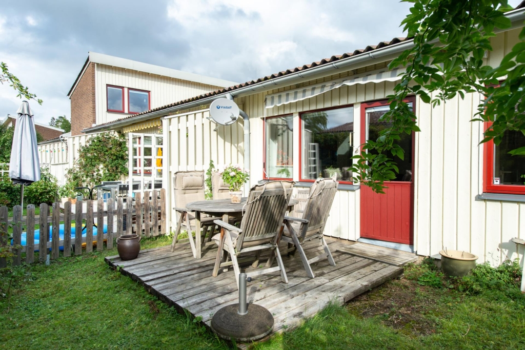 Nätt, mysigt radhus med 3-4 rum och 2 uteplatser!