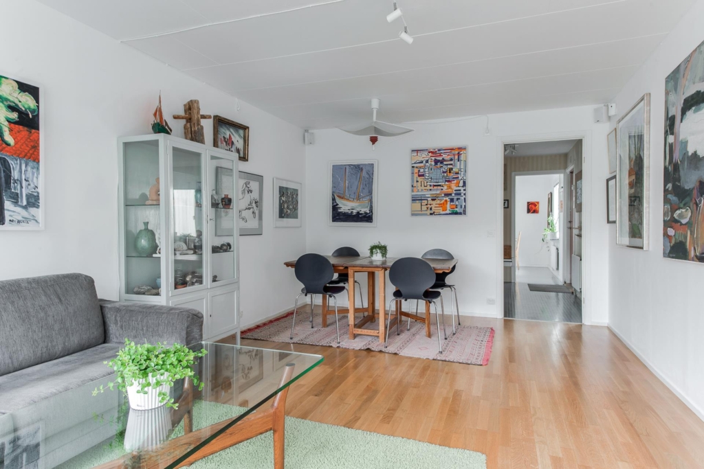 Nätt, mysigt radhus med 3-4 rum och 2 uteplatser!