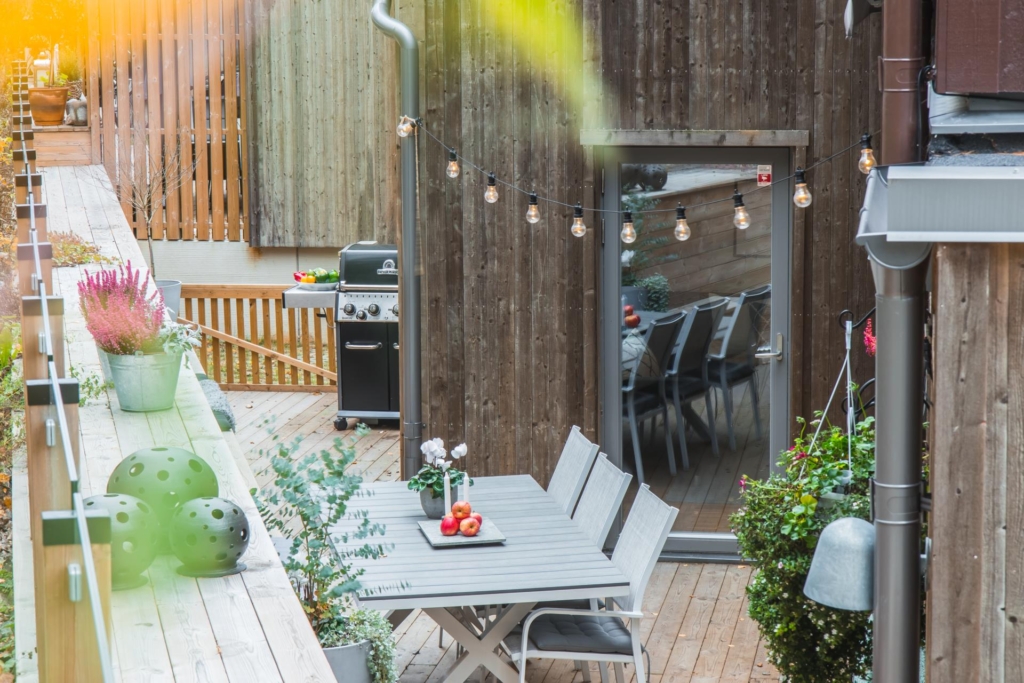 Fristående bostadsrättsvilla i nyskick – skogsidyll nära stan!