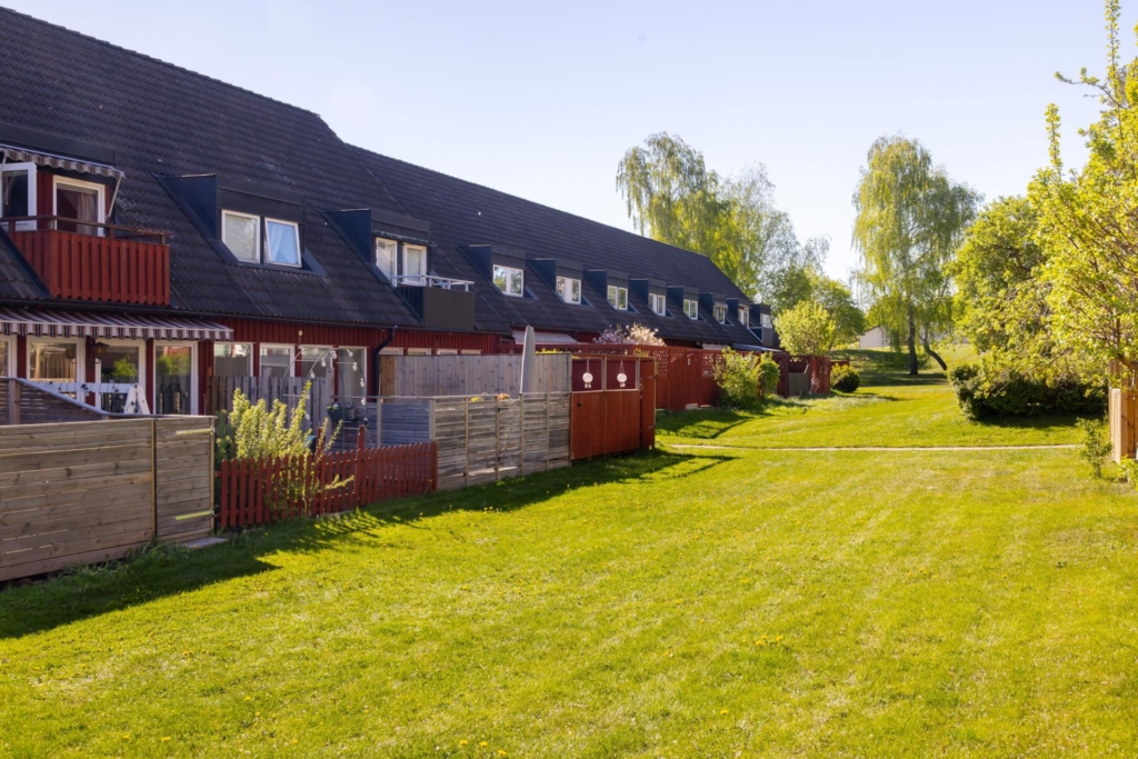 Trivsamt radhus med barnvänligt läge och bullerbykänsla.