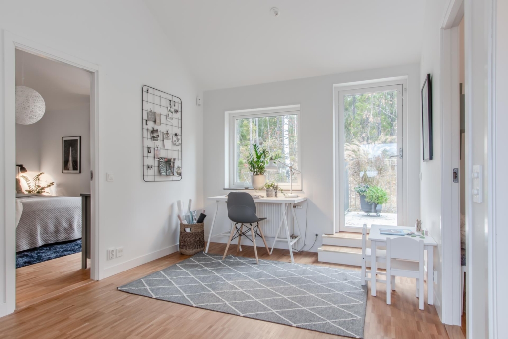 Fristående bostadsrättsvilla i nyskick – skogsidyll nära stan!