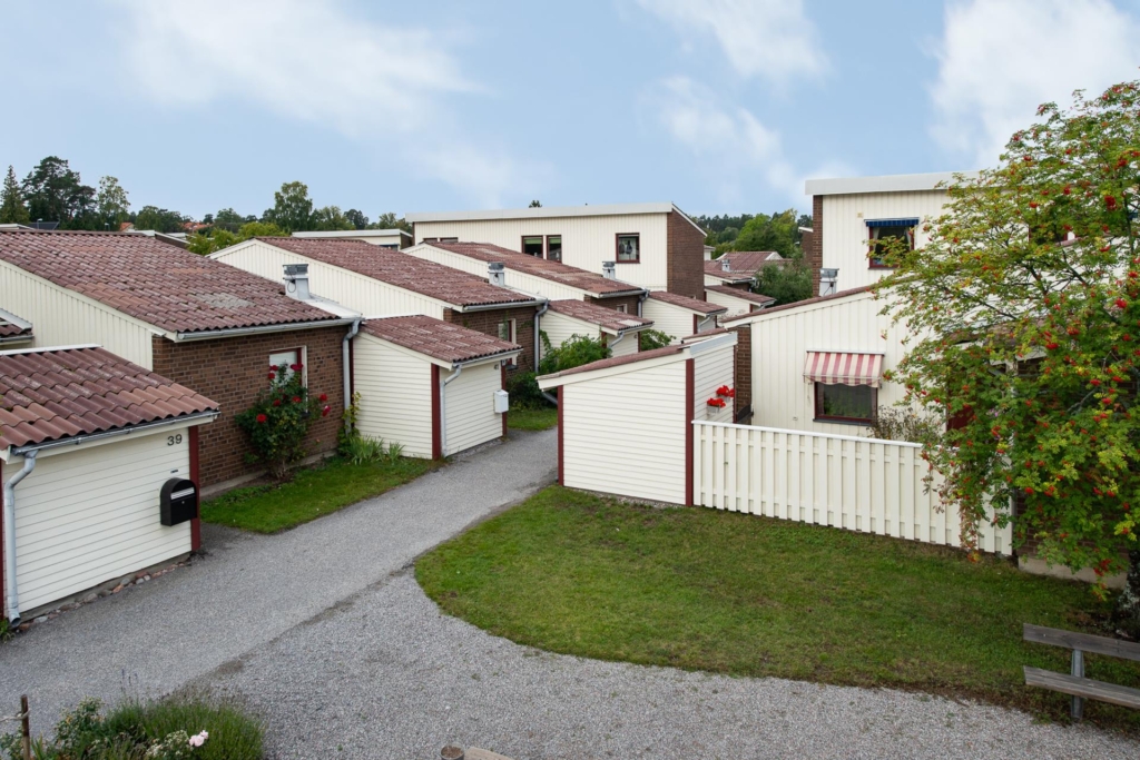 Nätt, mysigt radhus med 3-4 rum och 2 uteplatser!