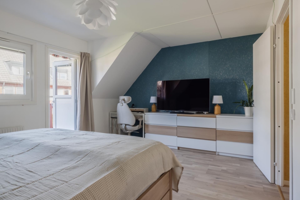 Trivsamt radhus med barnvänligt läge och bullerbykänsla.