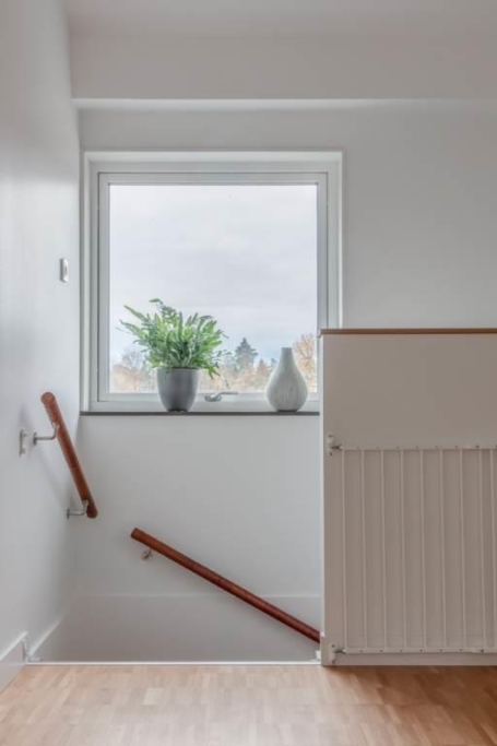 Fristående bostadsrättsvilla i nyskick – skogsidyll nära stan!