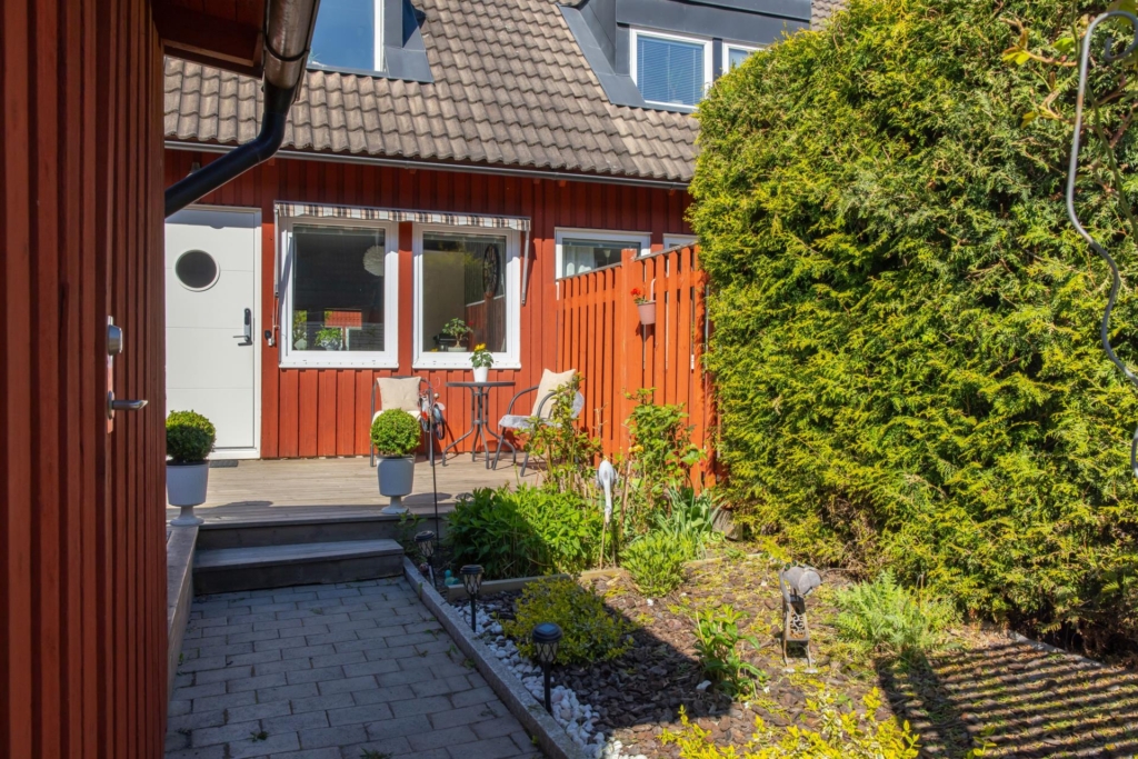 Trivsamt radhus med barnvänligt läge och bullerbykänsla.