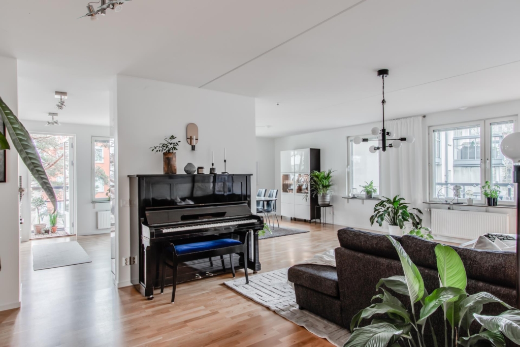 Välplanerad, rymlig 3:a, möjlig 4:a på 100 kvm  med två stora balkonger.