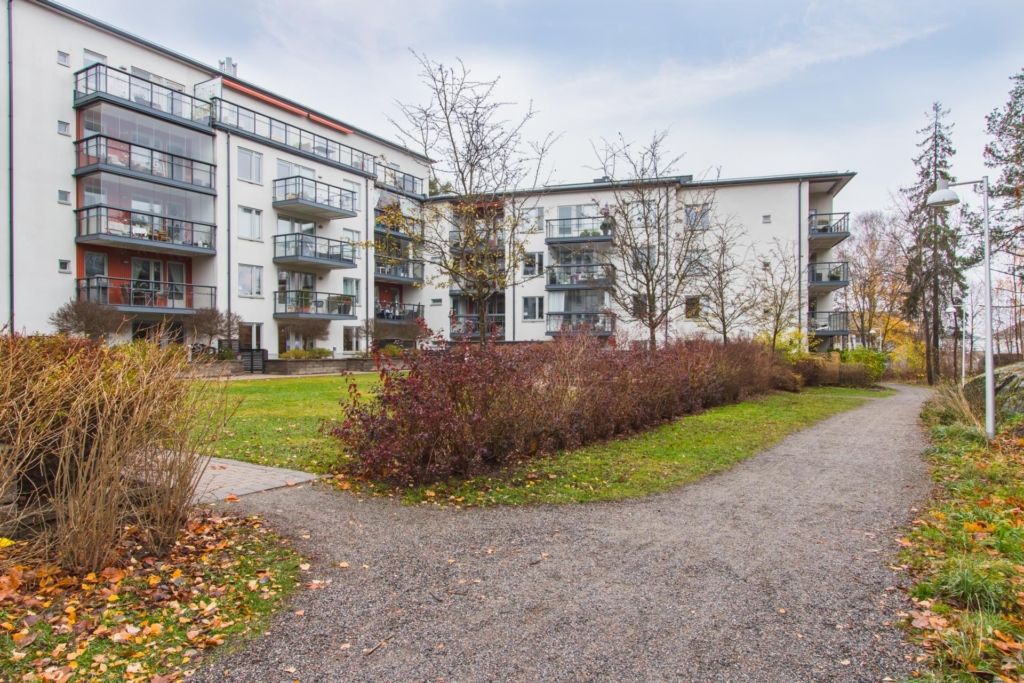 Välplanerad, rymlig 3:a, möjlig 4:a på 100 kvm  med två stora balkonger.