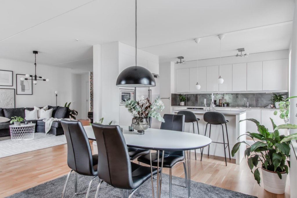 Välplanerad, rymlig 3:a, möjlig 4:a på 100 kvm  med två stora balkonger.