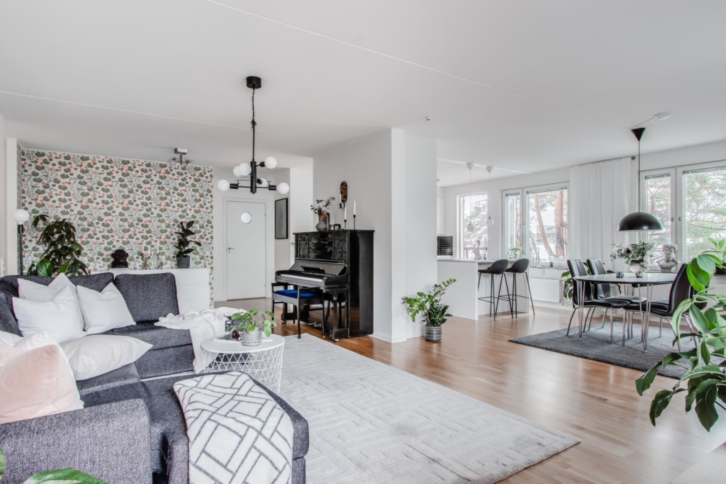 Välplanerad, rymlig 3:a, möjlig 4:a på 100 kvm  med två stora balkonger.