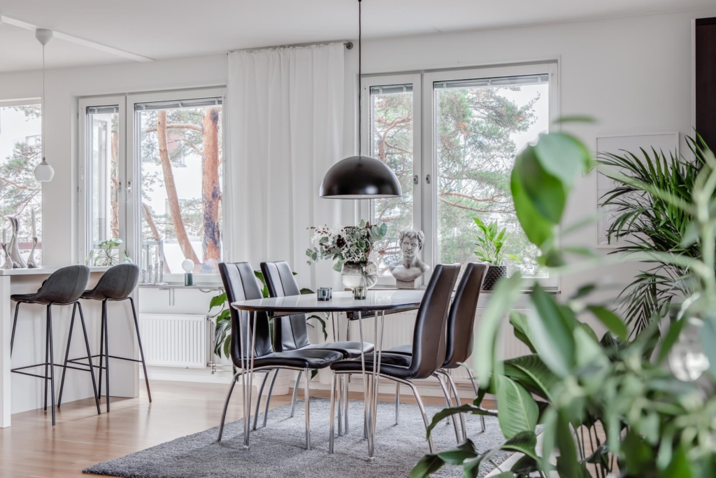 Välplanerad, rymlig 3:a, möjlig 4:a på 100 kvm  med två stora balkonger.