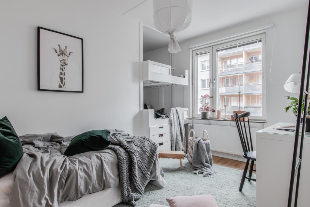 Välplanerad, rymlig 3:a, möjlig 4:a på 100 kvm  med två stora balkonger.