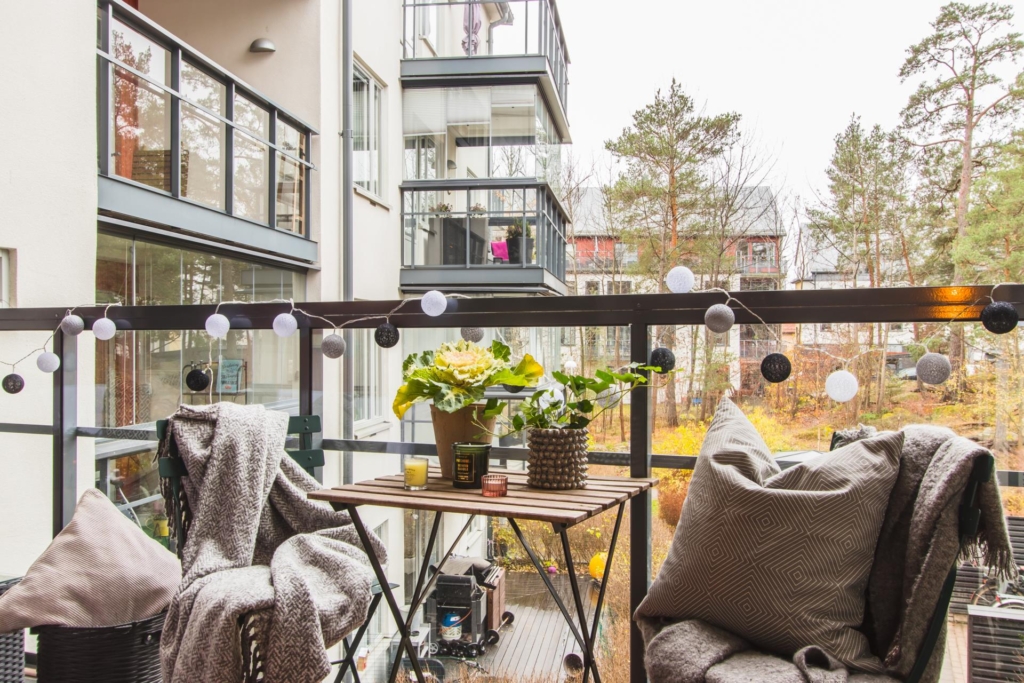 Välplanerad, rymlig 3:a, möjlig 4:a på 100 kvm  med två stora balkonger.