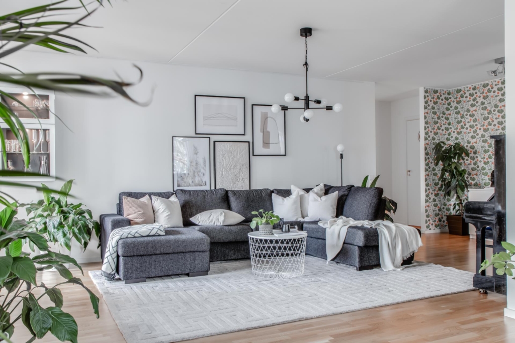 Välplanerad, rymlig 3:a, möjlig 4:a på 100 kvm  med två stora balkonger.