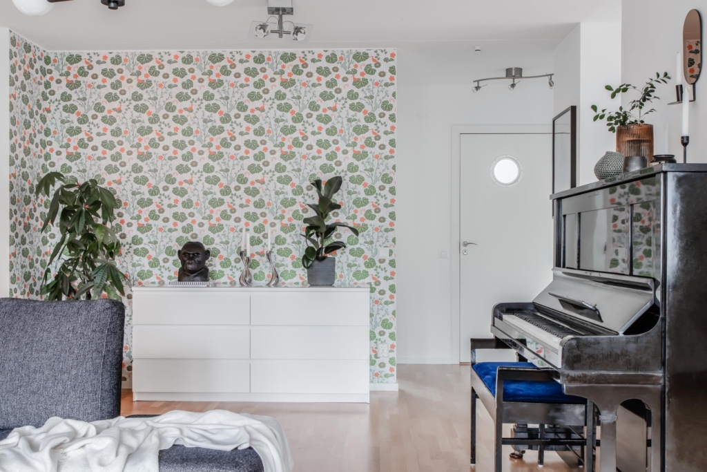 Välplanerad, rymlig 3:a, möjlig 4:a på 100 kvm  med två stora balkonger.