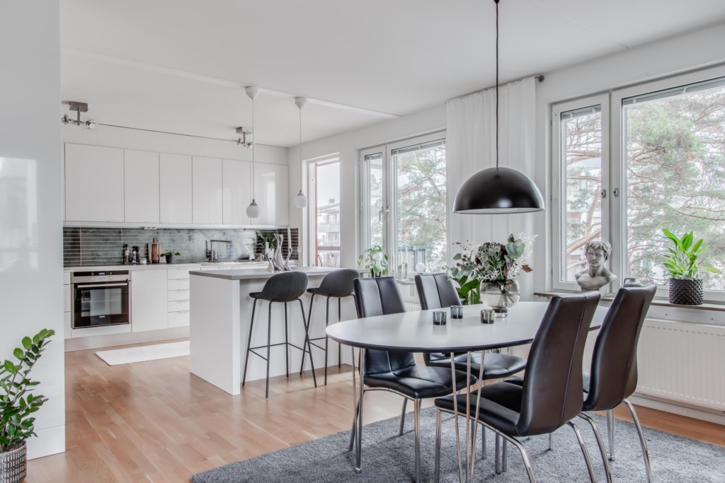 Välplanerad, rymlig 3:a, möjlig 4:a på 100 kvm  med två stora balkonger.