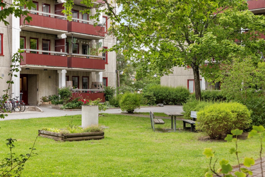Högst upp med härligt ljus & fri utsikt – Hörntrea med optimal planlösning – Stor balkong