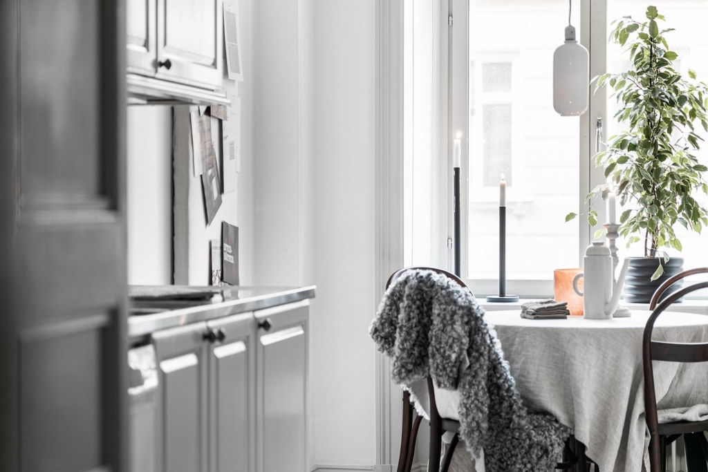 Ljust, elegant hem med härlig sekelskifteskaraktär.