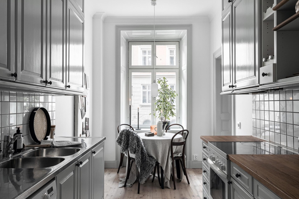 Ljust, elegant hem med härlig sekelskifteskaraktär.
