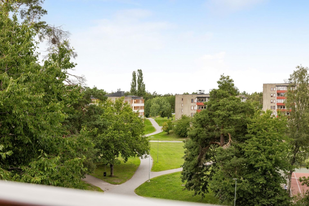 Högst upp med härligt ljus & fri utsikt – Hörntrea med optimal planlösning – Stor balkong