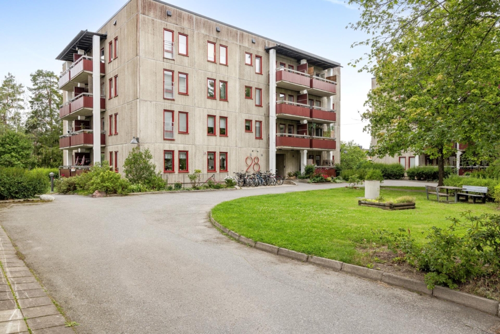 Högst upp med härligt ljus & fri utsikt – Hörntrea med optimal planlösning – Stor balkong