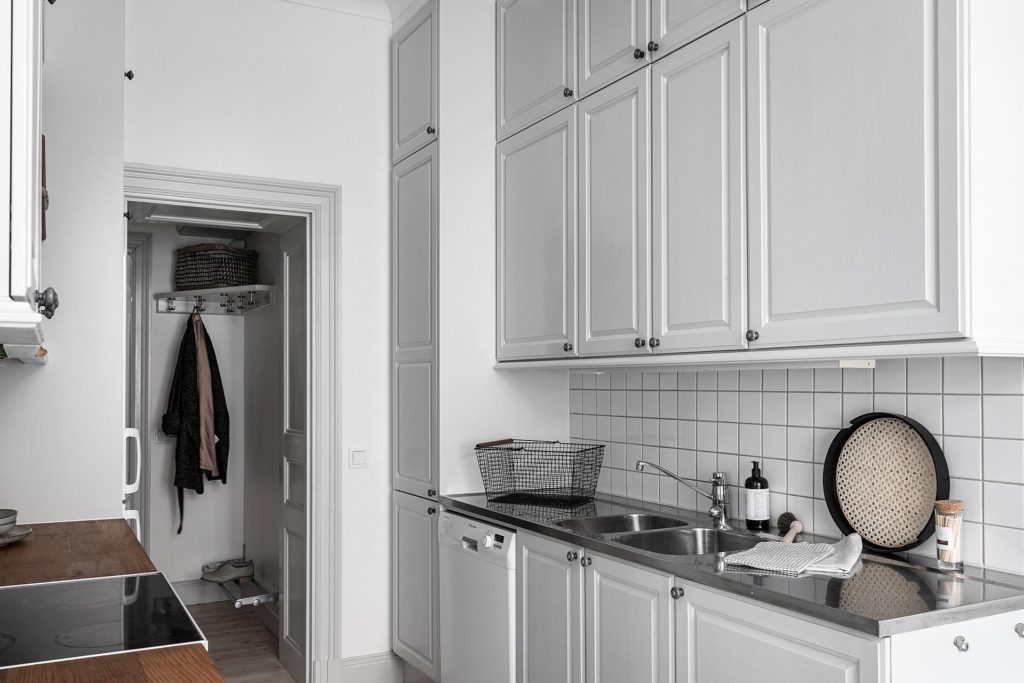 Ljust, elegant hem med härlig sekelskifteskaraktär.