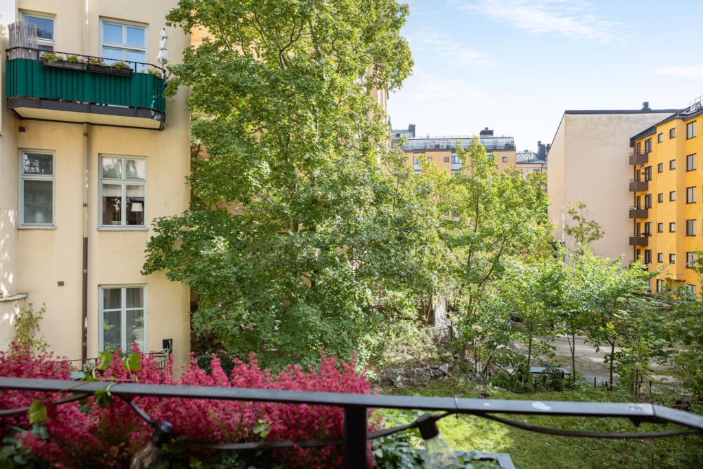 Sekelskiftesdröm med kakelugn och balkong. Pipersgatans bästa läge!