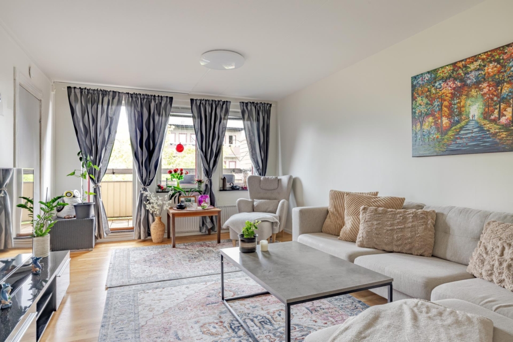 Högst upp med härligt ljus & fri utsikt – Hörntrea med optimal planlösning – Stor balkong
