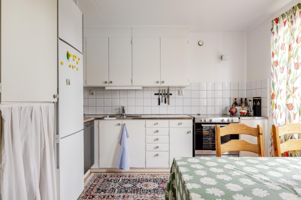 Högst upp med härligt ljus & fri utsikt – Hörntrea med optimal planlösning – Stor balkong