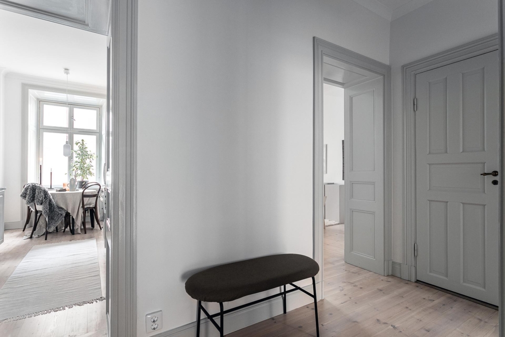 Ljust, elegant hem med härlig sekelskifteskaraktär.