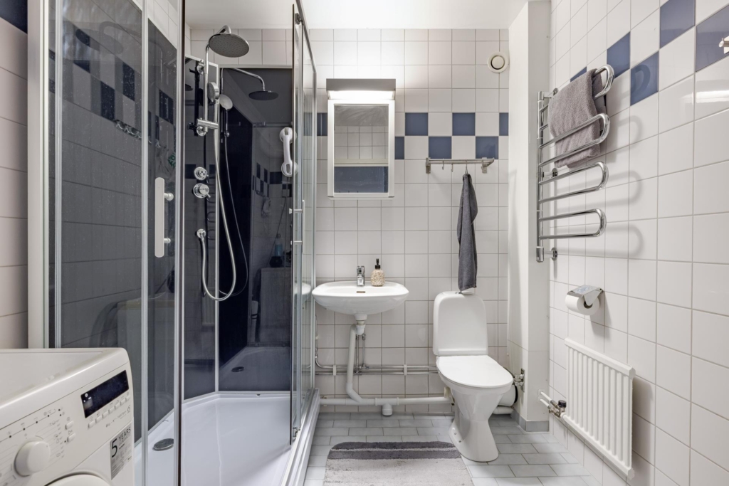 Högst upp med härligt ljus & fri utsikt – Hörntrea med optimal planlösning – Stor balkong