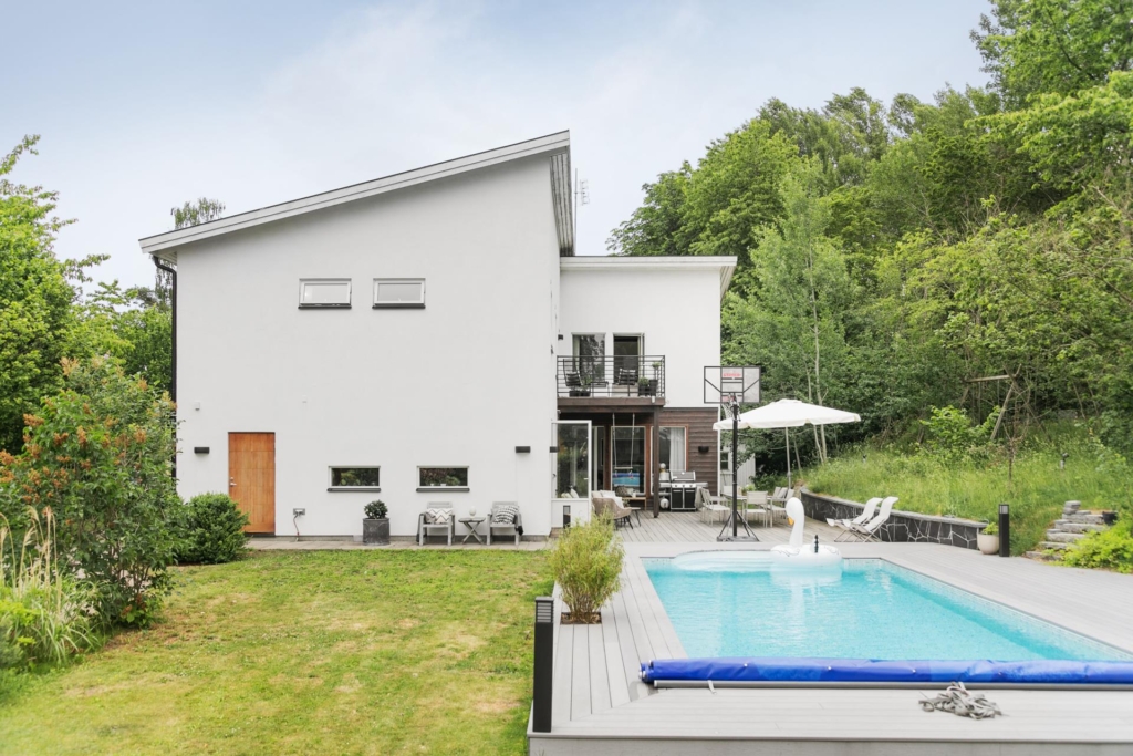 Ljuvlig villa 7 rum, pool och drömläge i Edsviken!