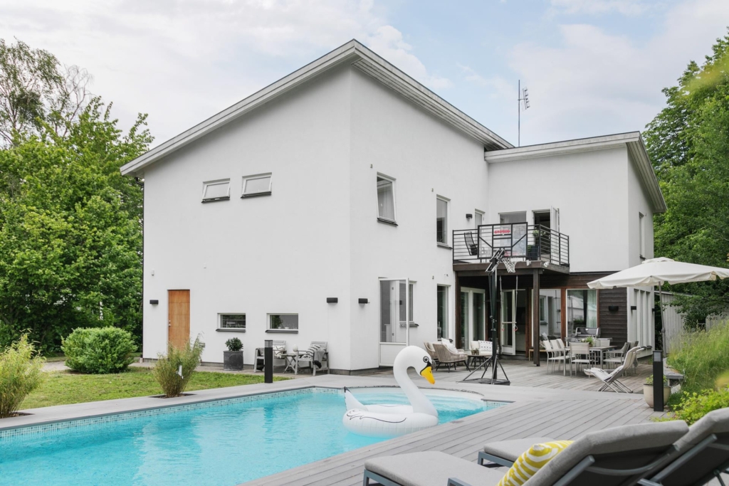 Ljuvlig villa 7 rum, pool och drömläge i Edsviken!