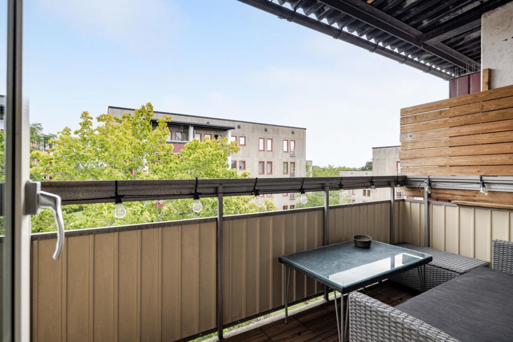 Högst upp med härligt ljus & fri utsikt – Hörntrea med optimal planlösning – Stor balkong