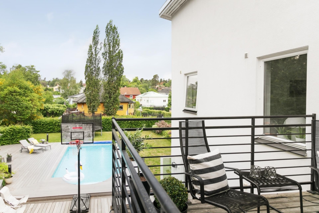 Ljuvlig villa 7 rum, pool och drömläge i Edsviken!