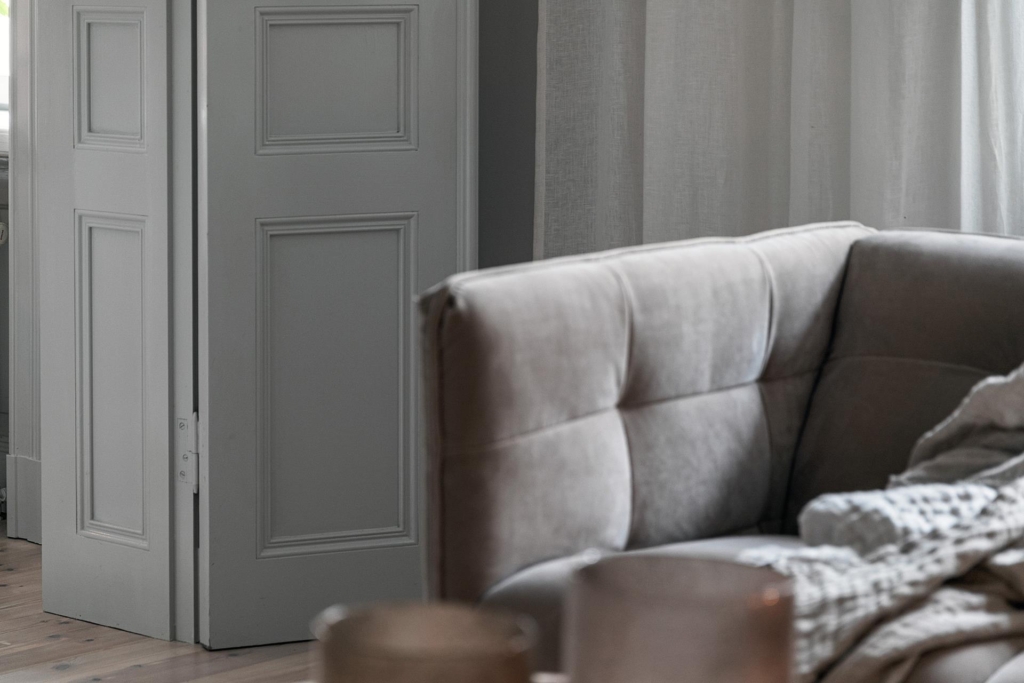 Ljust, elegant hem med härlig sekelskifteskaraktär.