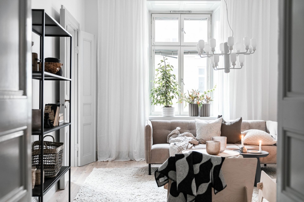Ljust, elegant hem med härlig sekelskifteskaraktär.